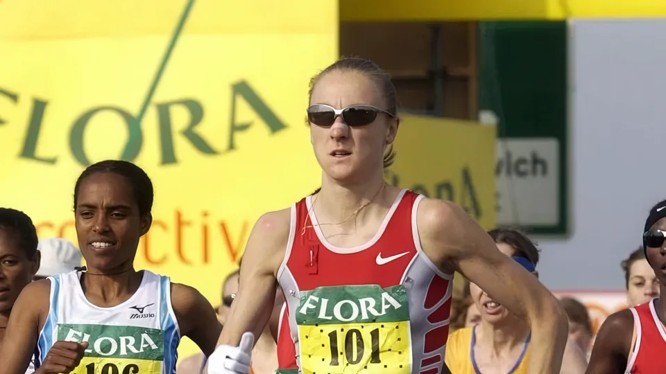 Paula Radcliffe racing the London Marathon in 2003